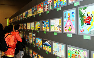충남 초등학교 어린이 미술대회 입상자 작품은 양국의 평화와 상생을 바라는 청사진이다.