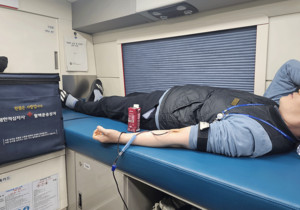 공주교육지원청 직원이 2024년 헌혈 캠페인에 동참하고 있다.