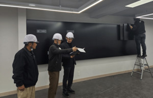 류동훈 교육장(좌측 세 번째)이 새 학기 대비 공사 현장 점검을 하고 있다.