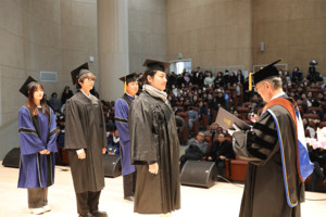 한국영상대학교 유재원 총장이 졸업생에게 학위를 수여하고 있다.