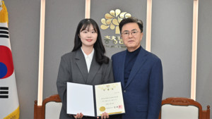 김태흠 지사가 13일 김수연 노동자 이사에게 임명장을 전달하고 기념사진을 찍고 있다.
