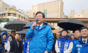 더불어민주당 이재명 당대표가 천안 신부문화공원에서 현장 기자회견을 하고 있다.