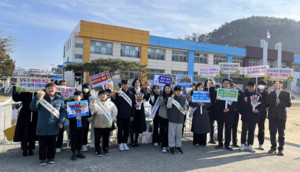 13일 공주금학초등학교에서 진행된 등굣길 아침맞이 생명존중(자살예방) 캠페인 모습