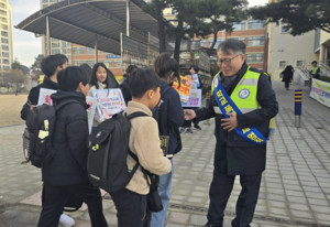 13일 구기남 교육장이 공주 신월초등학교에서 학교폭력예방 캠페인을 진행하고 있다.