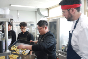 호텔조리제빵학과 이태리 파브리와 재학생들이 신입생들에게 대접할 음식을 요리하고 있다.