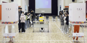 공주 석송초등학교 학생들이 학생자치회 전교학생임원 선거를 하고 있다.