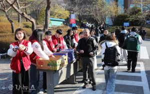 21일 한국영상대학교 유재원 총장과 학생회 임원들이 등교케어 행사에서 학생들에게 아침식사를 건네주고 있다.
