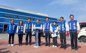 김부겸 더불어민주당 상임선대위원장과 충청권 민주당 후보들이 22일 대전역에서 충청 메가시티 추진을 위한 합동 기자회견을 하고 있다.