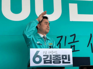 새로운미래 김종민 세종시갑 국회의원 후보가 대평동 소재 선거사무소에서 개소식을 열고 인사말을 하고 있다.