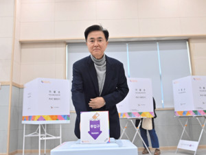 김태흠 지사가 5일 한국농어촌공사 충남지역본부 2층 대회의실에 마련된 홍성군 홍북읍 사전투표소를 찾아 제22대 국회의원 선거 사전투표를 하고 있다.