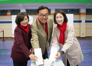 정진석 후보가 배우자, 큰딸과 함께 사전투표를 하고 있다.