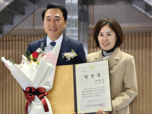 당선증을 수령하고 있는 박수현 당선인과 배우자 김영미씨