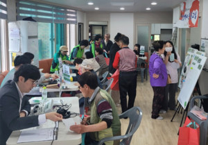 11일 월송동 송선1통에서 진행된 찾아가는 주민지원 서비스 사업 운영 모습