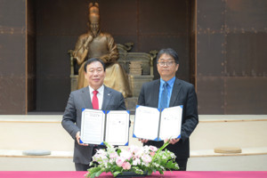 (사진 왼쪽부터)_최민호 세종시장과 김일환 국립한글박물관장이 업무협약을 체결하고 기념사진을 찍고 있다.
