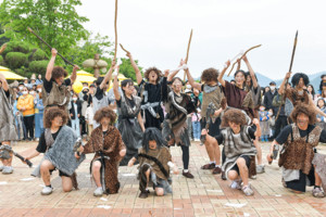 지난해 공주 석장리구석기축제 축제 구석기 퍼레이드 모습