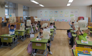 봉황초등학교 1학년 대상  '새싹 책 선물' 전달 모습